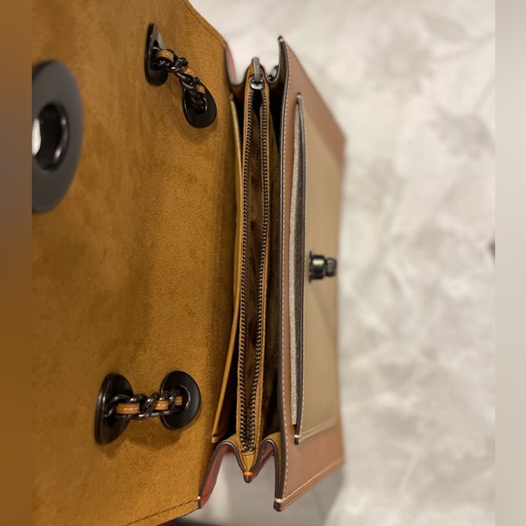 Color block coach leather Bag with sea-shell design strap - Picture 7 of 11